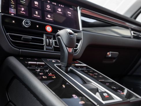 Certified 2025 Porsche Macan S image 28