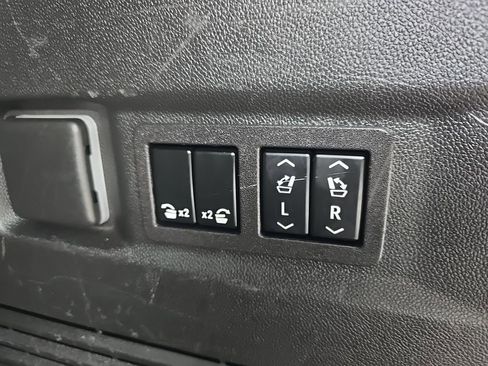 Used 2023 GMC Yukon SLT w/ SLT Premium Package image 52