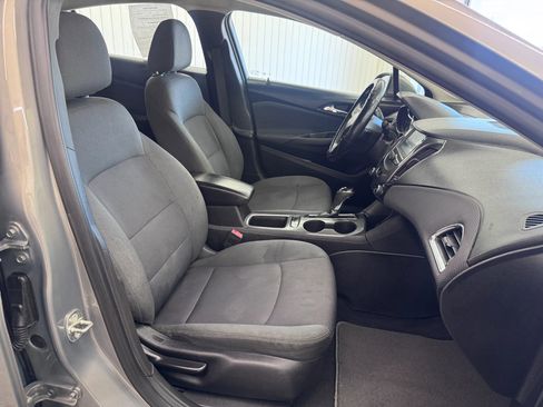 Used 2018 Chevrolet Cruze LT w/ Convenience Package image 10