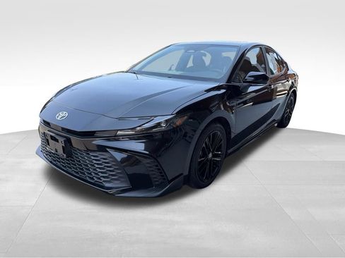 Used 2025 Toyota Camry SE FWD image 3
