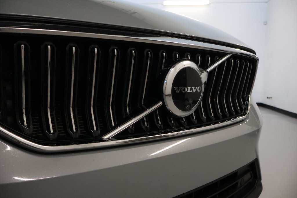 Used 2024 Volvo XC40 B5 Plus AWD/4WD image 9