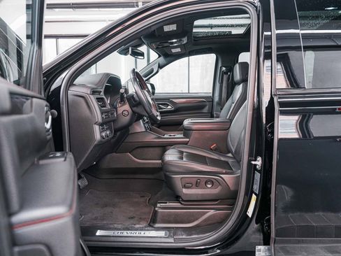 Used 2022 Chevrolet Suburban RST w/ Sport Performance Package image 28