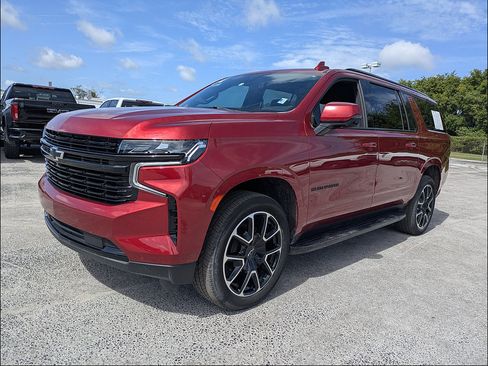 Used 2024 Chevrolet Suburban RST w/ Luxury Package RWD image 8