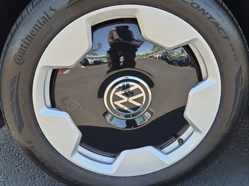 Used 2025 Volkswagen ID. Buzz Pro S RWD image 13