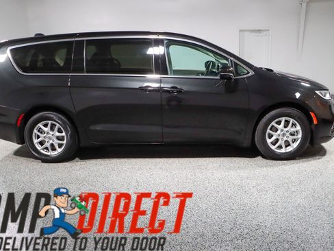 Used 2023 Chrysler Pacifica Touring-L image 6