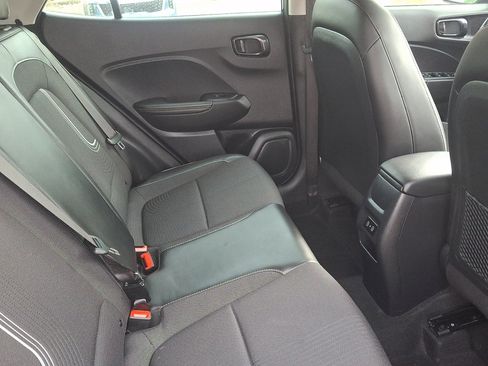 Used 2024 Hyundai Venue Limited FWD image 15