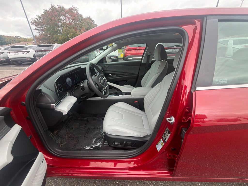 Certified 2025 Hyundai Elantra Limited FWD image 14