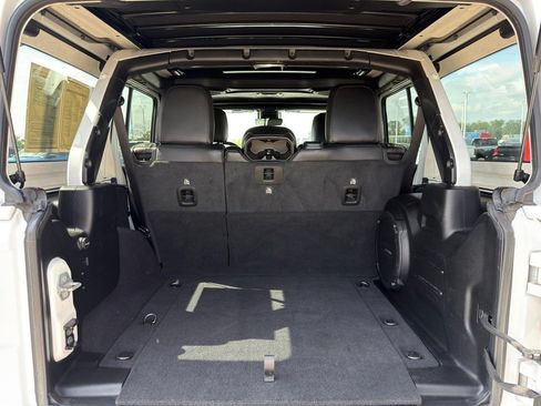 Used 2022 Jeep Wrangler Unlimited Sahara AWD/4WD image 31