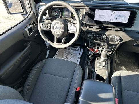 Used 2024 Jeep Wrangler Unlimited image 15