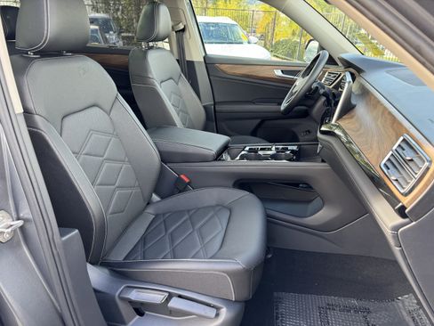 Used 2025 Volkswagen Atlas SE image 39