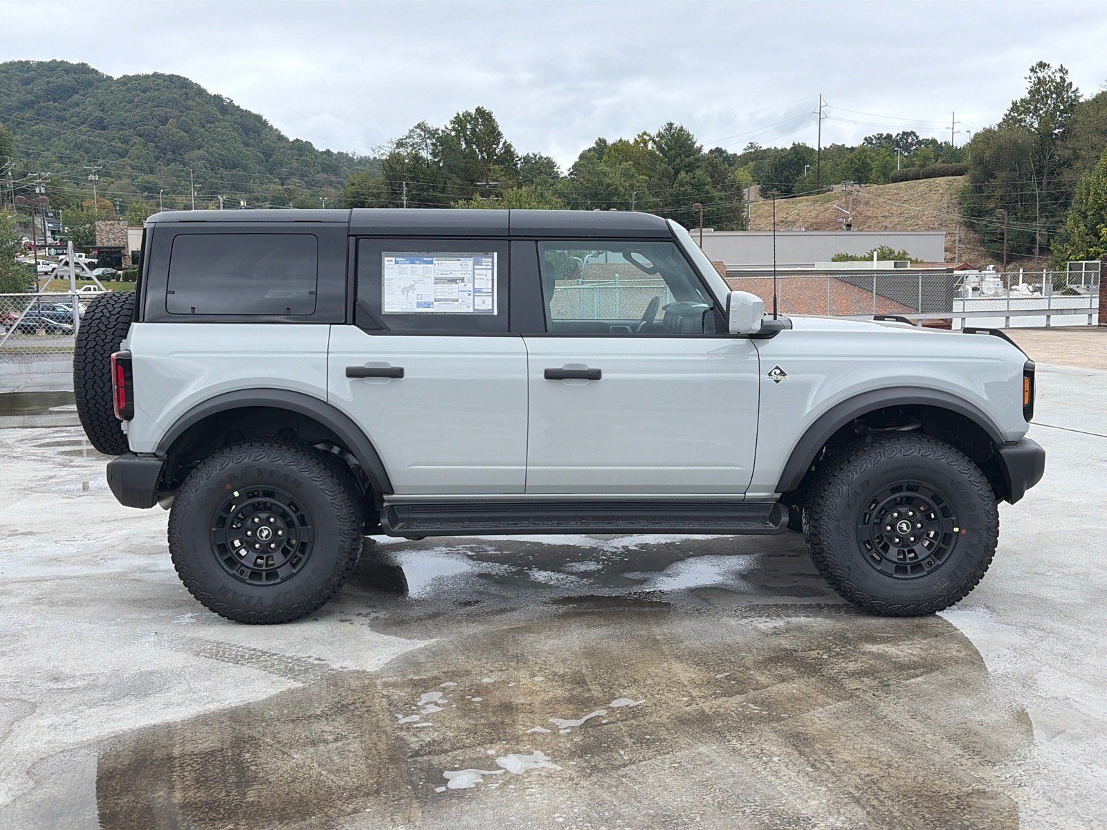 New 2026 Ford Bronco Outer Banks w/ Sasquatch Package AWD/4WD image 2