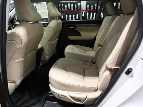 Used 2022 Toyota Highlander Platinum image 12