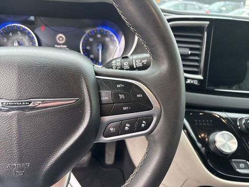 Used 2023 Chrysler Pacifica Touring-L image 18
