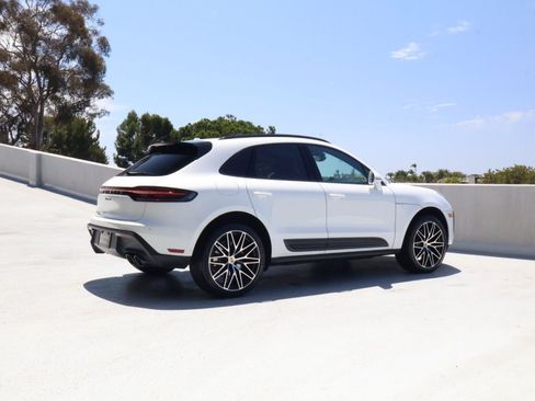 Certified 2026 Porsche Macan AWD/4WD image 8