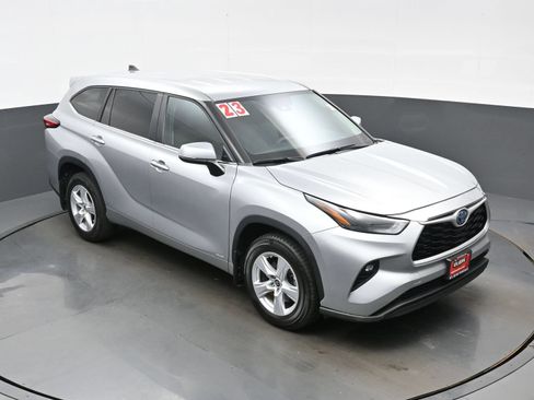 Used 2023 Toyota Highlander LE AWD/4WD image 32