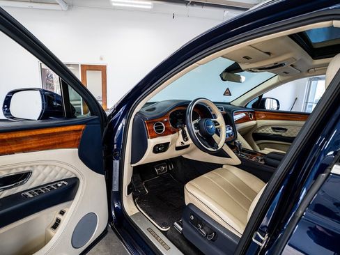 Used 2021 Bentley Bentayga image 34
