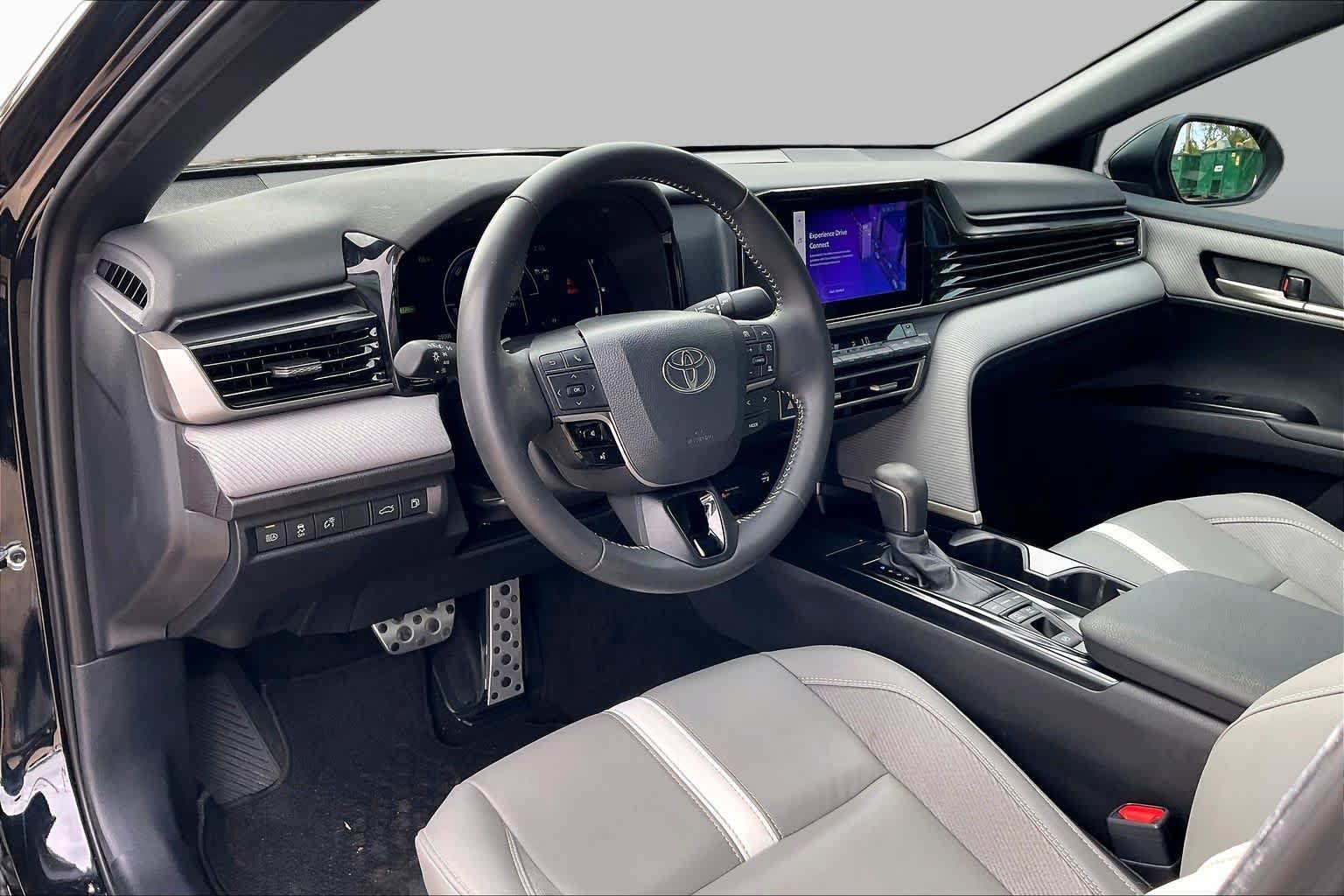 Used 2025 Toyota Camry SE w/ Convenience Package FWD image 17