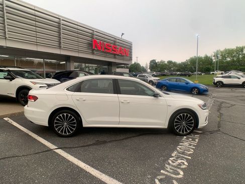 Used 2022 Volkswagen Passat 2.0T FWD image 2