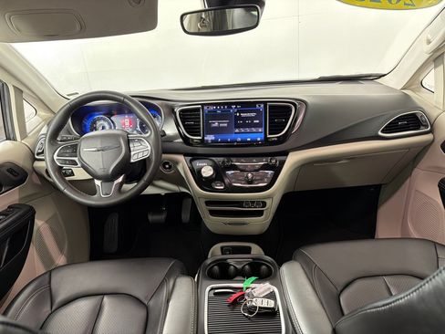 Used 2023 Chrysler Pacifica Touring-L FWD image 26