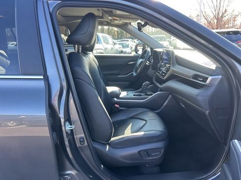 Used 2024 Toyota Highlander XLE image 18