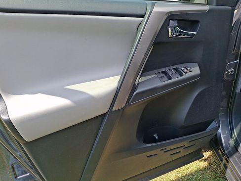 Used 2018 Toyota RAV4 XLE AWD/4WD image 13