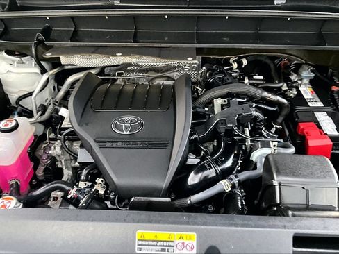 Used 2023 Toyota Highlander XLE AWD/4WD image 10