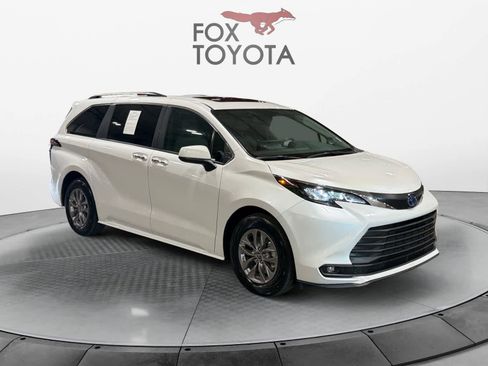 Used 2025 Toyota Sienna XLE w/ XLE Plus Package image 8