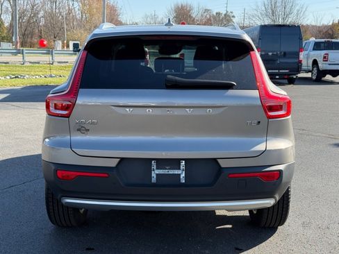 Used 2022 Volvo XC40 T5 Momentum image 7
