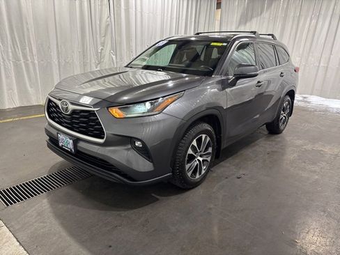 Used 2021 Toyota Highlander XLE image 21