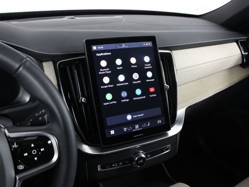 Certified 2025 Volvo XC90 T8 Plus AWD/4WD image 9