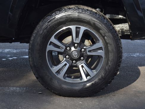 Used 2016 Toyota Tacoma TRD Sport w/ Towing Package image 36