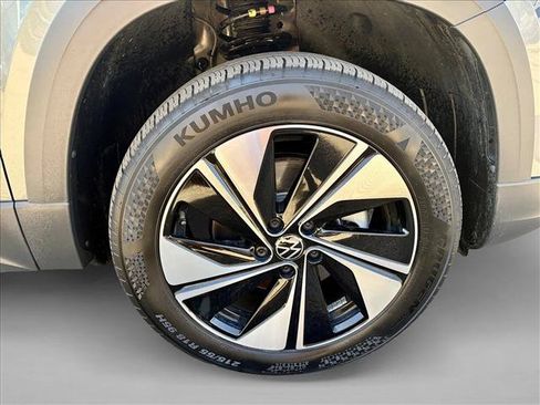 Used 2024 Volkswagen Taos SE w/ Panoramic Sunroof Package AWD/4WD image 19