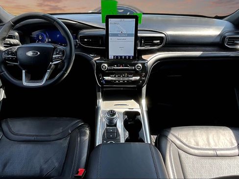 Certified 2024 Ford Explorer Platinum w/ Technology Package AWD/4WD image 16