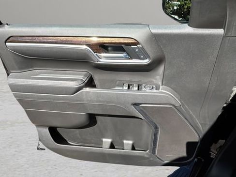Used 2025 GMC Sierra 1500 Elevation image 17