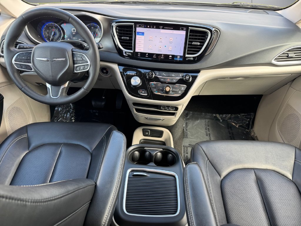 Used 2024 Chrysler Pacifica Touring-L FWD image 12