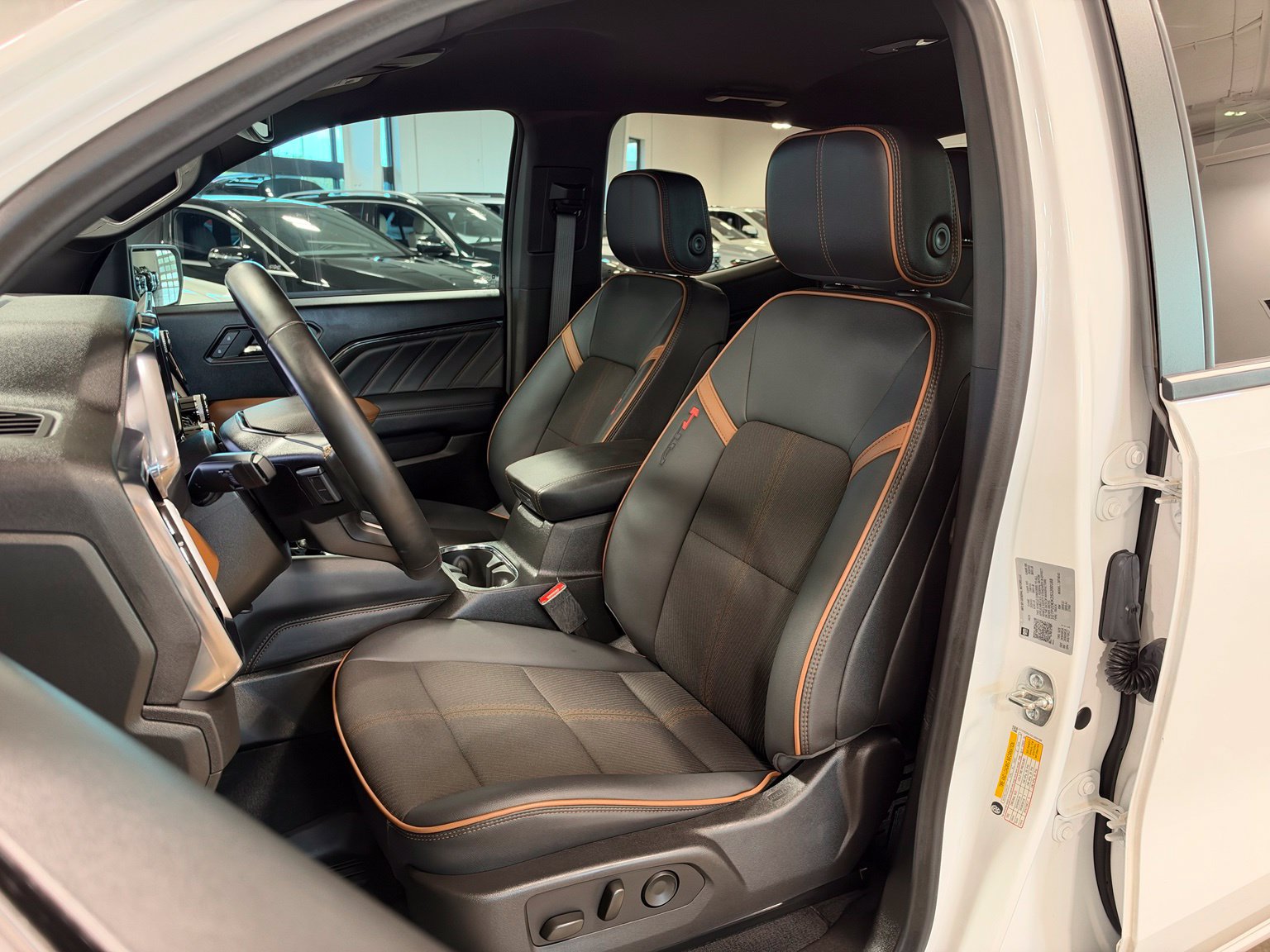 Used 2025 GMC Canyon AT4 AWD/4WD image 13