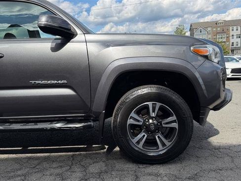 Used 2018 Toyota Tacoma TRD Sport AWD/4WD image 4