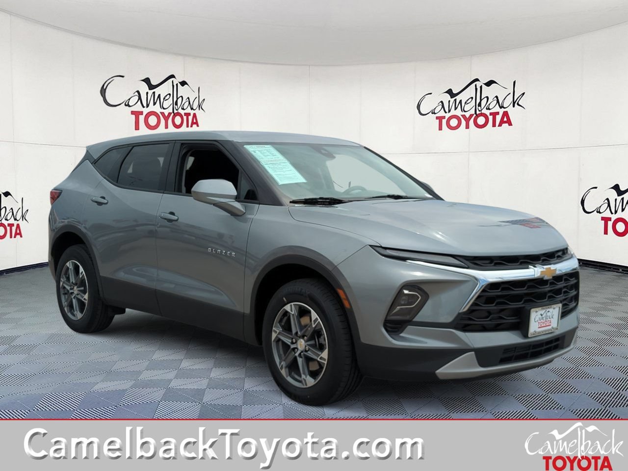 Used 2025 Chevrolet Blazer LT FWD image 1