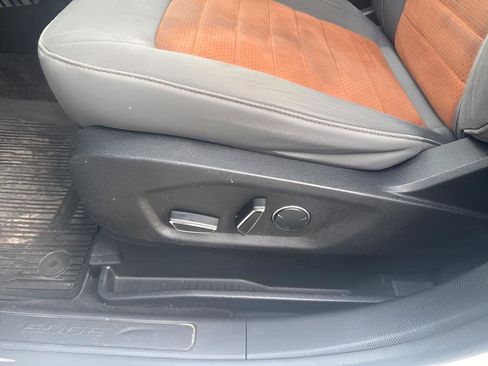 Used 2018 Ford Edge SEL w/ SEL Appearance Package image 11