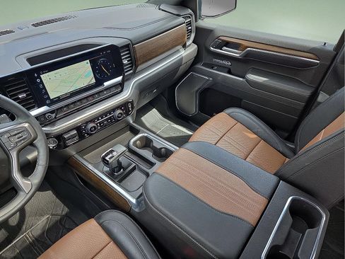 Used 2025 Chevrolet Silverado 1500 High Country w/ Technology Package AWD/4WD image 19