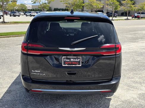 Used 2024 Chrysler Pacifica Touring-L FWD image 3
