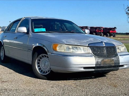 Used 2000 Lincoln Town Car Executive RWD image 2
