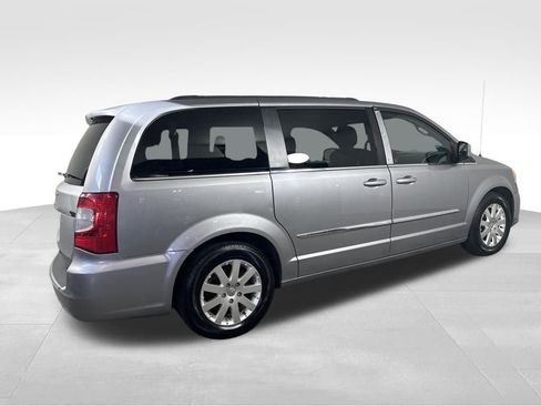 Used 2016 Chrysler Town & Country Touring image 12
