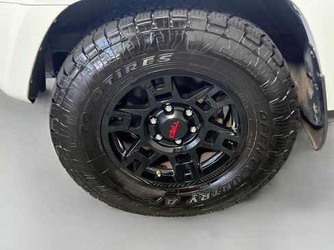 Used 2020 Toyota 4Runner SR5 Premium w/ Moonroof Package RWD image 14