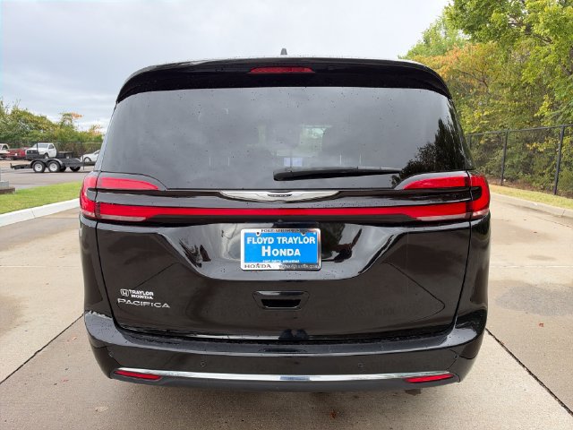 Used 2025 Chrysler Pacifica Select FWD image 4