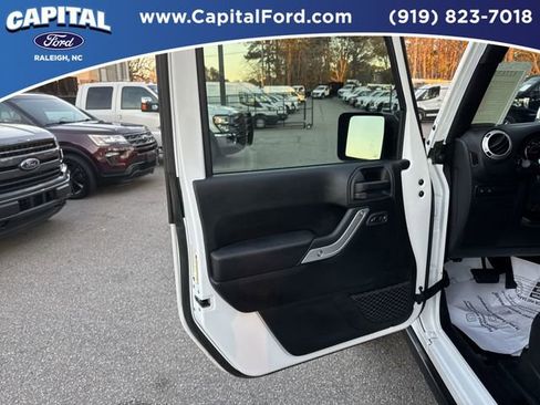 Used 2018 Jeep Wrangler Rubicon w/ Power Convenience Group image 18