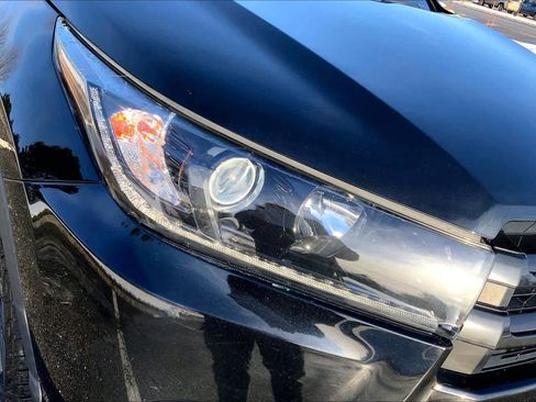Used 2019 Toyota Highlander SE image 27