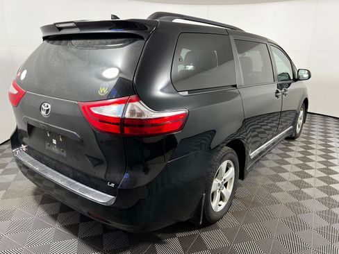 Used 2018 Toyota Sienna LE image 5
