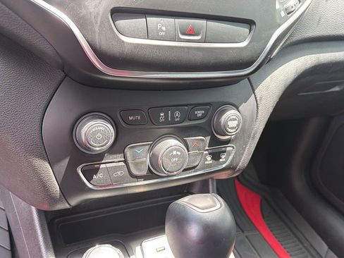 Used 2020 Jeep Cherokee Latitude Plus AWD/4WD image 24