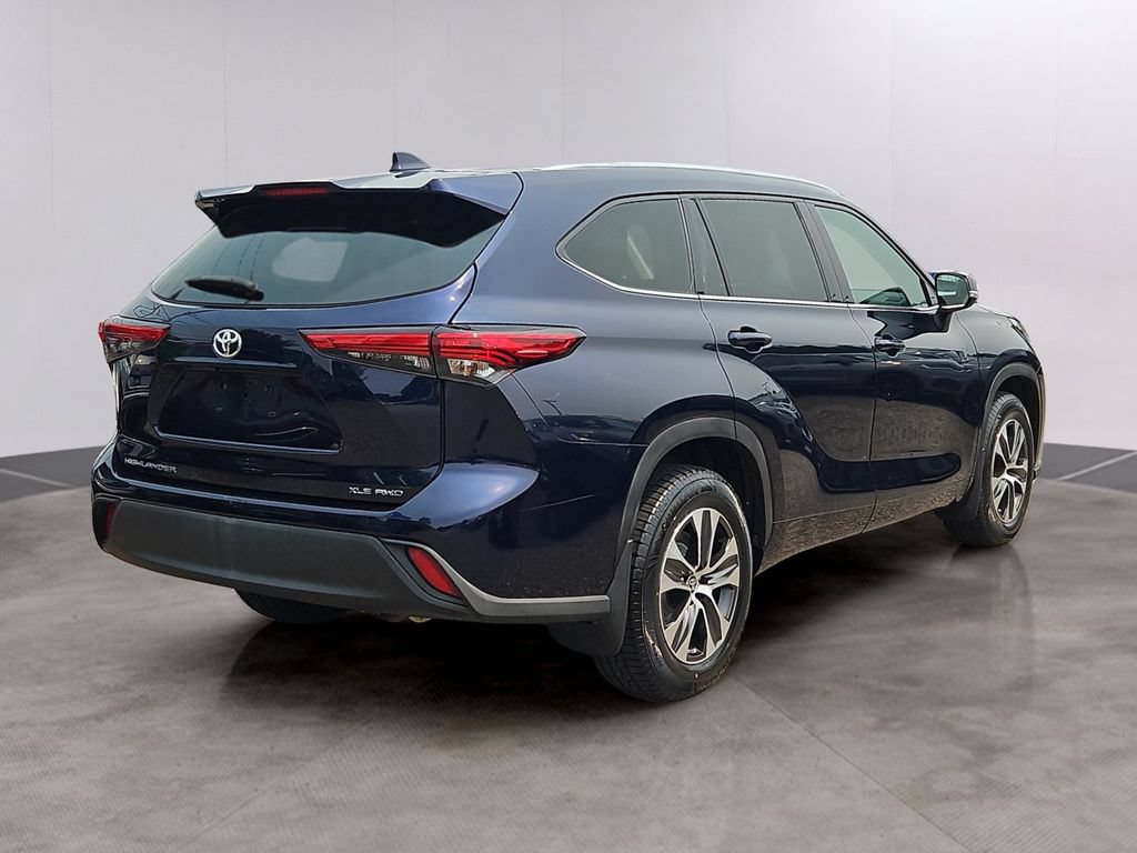 Used 2021 Toyota Highlander XLE AWD/4WD image 4